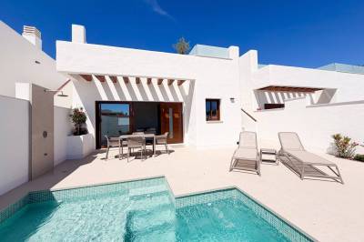Moderne, komfortable, ebenerdige Neubau-Villa mit privatem Pool an der Costa C&aacute;lida in Spanien