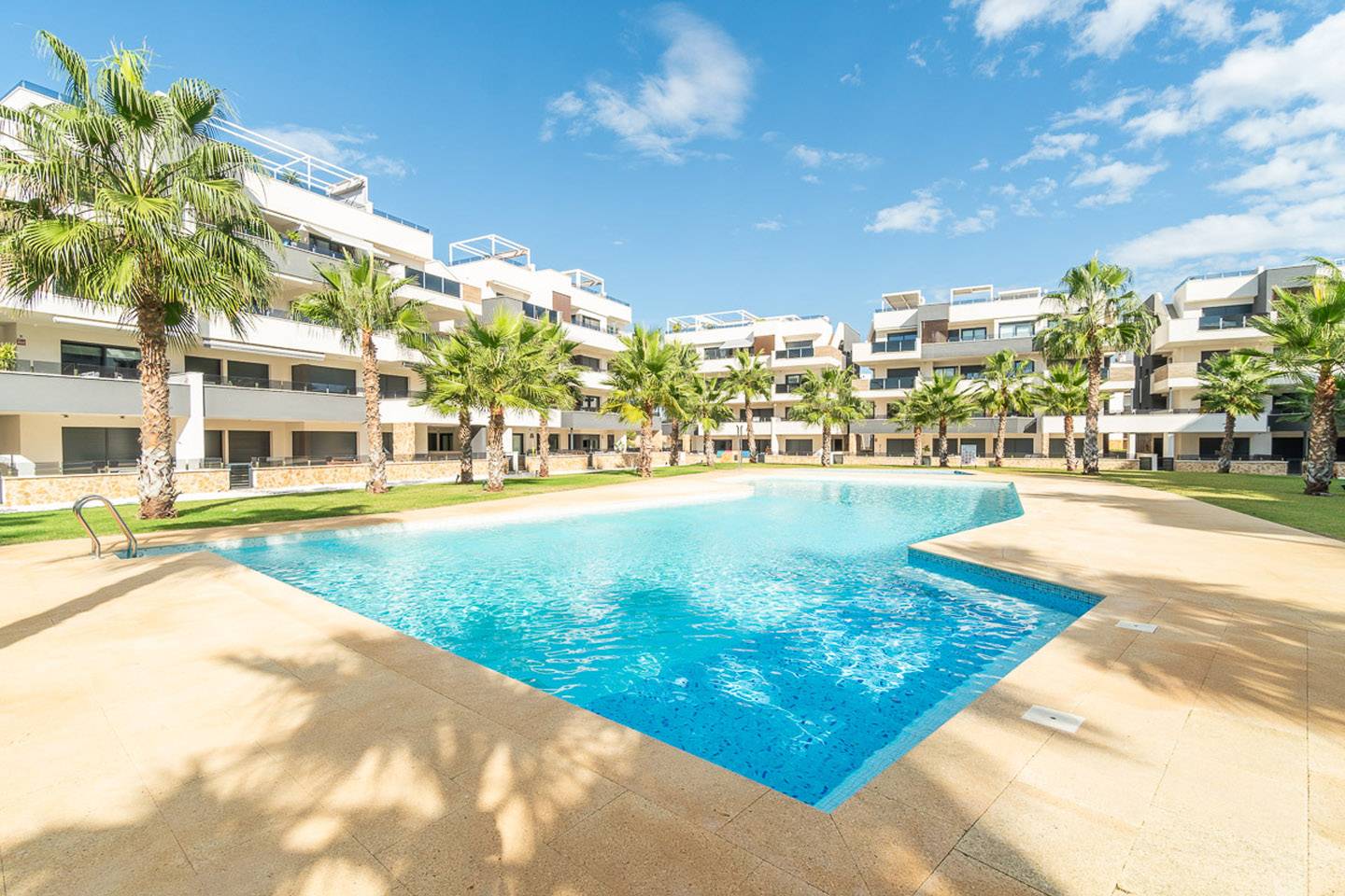 Modern herverkoop appartement met ruim terras aan de Costa Blanca Zuid