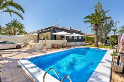 Charming Villa only 200 metres from the beach in Punta Prima  