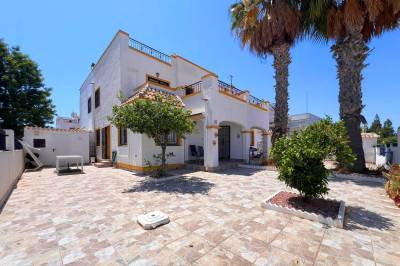 Spanish-style semi-detached property with spacious garden, roof terrace and separate storage room within walking distance of shops