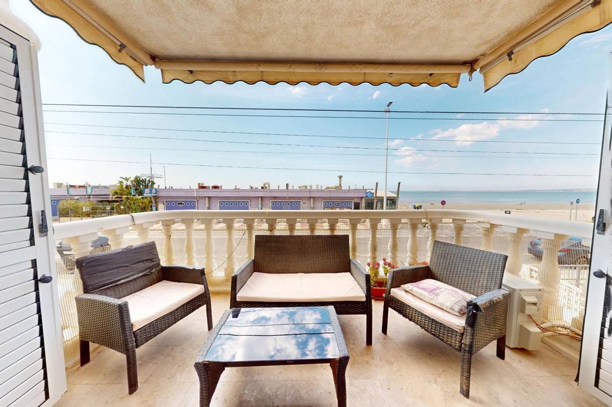 Beachfront 3 bedroom apartment with private parking in the seaside resort of Santa Pola