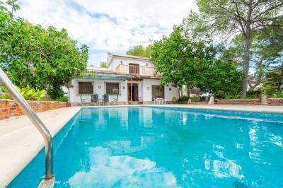 Freistehende Villa auf einem großen Grundstück mit privatem Pool in einer begehrten Wohngegend 