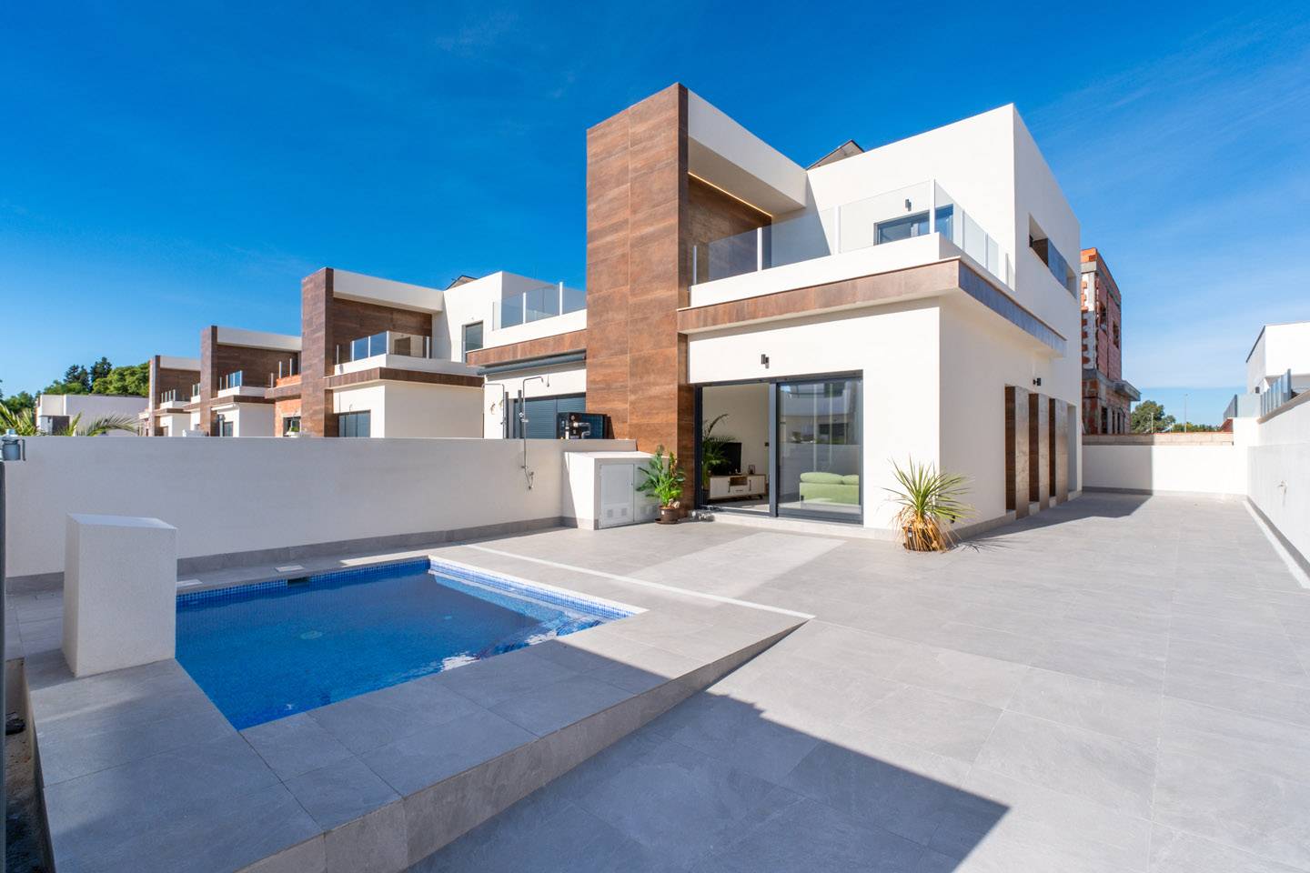 Een eigentijdse semi-vrijstaande Villa in het hart van Daya Nueva aan de Costa Blanca Zuid