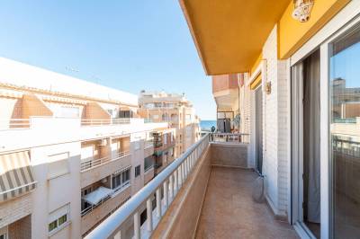 Penthouse met zijdelings zeezicht en gemeenschappelijk dakterras in het centrum van Torrevieja
