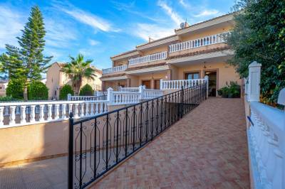 Ruime hoekwoning met inpandige garage te koop in de badplaats Torrevieja