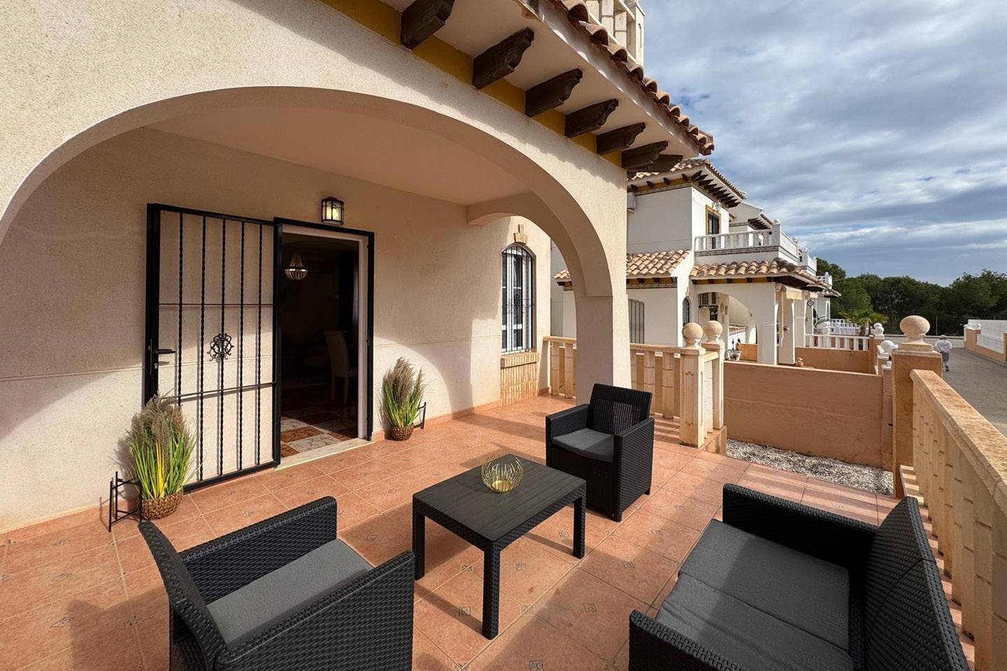 Naar het zuiden gerichte, instapklare Spaanse schakelwoning met priv&eacute; dakterras