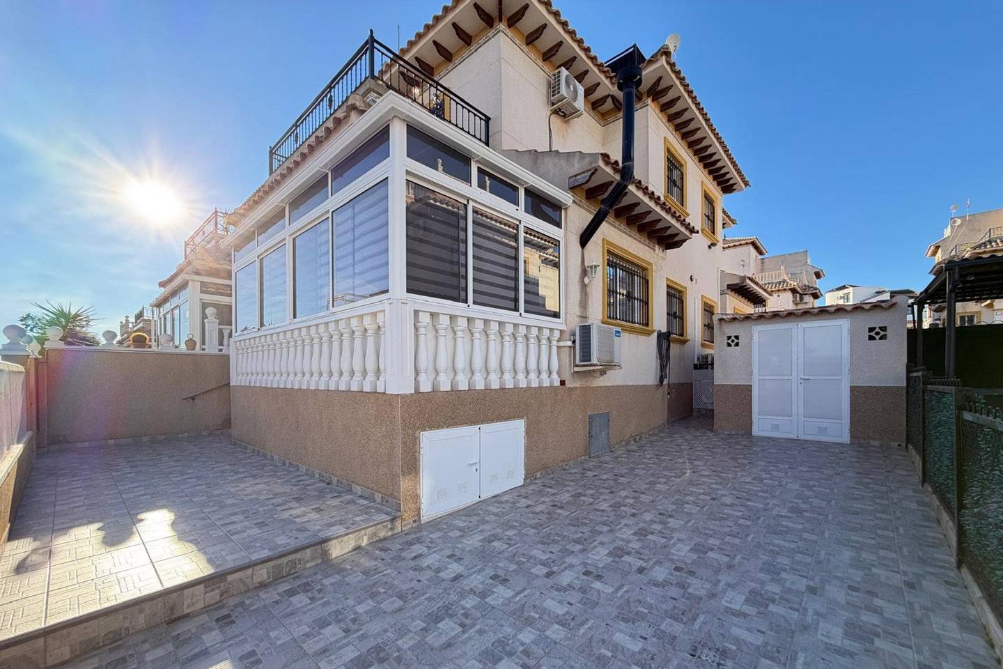 Per direct beschikbare hoekwoning met volop buitenruimtes en een gemeenschappelijk zwembad 