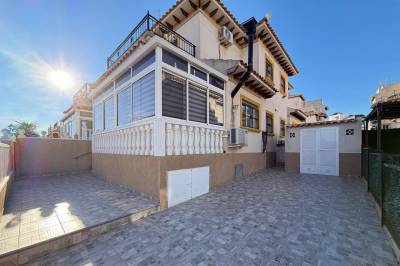 Vivienda de esquina disponible de inmediato con amplios espacios exteriores y piscina comunitaria