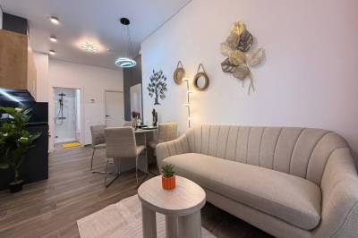 Apartamento en planta baja en el centro de Torrevieja con gran s&oacute;tano situado a 200 metros del puerto