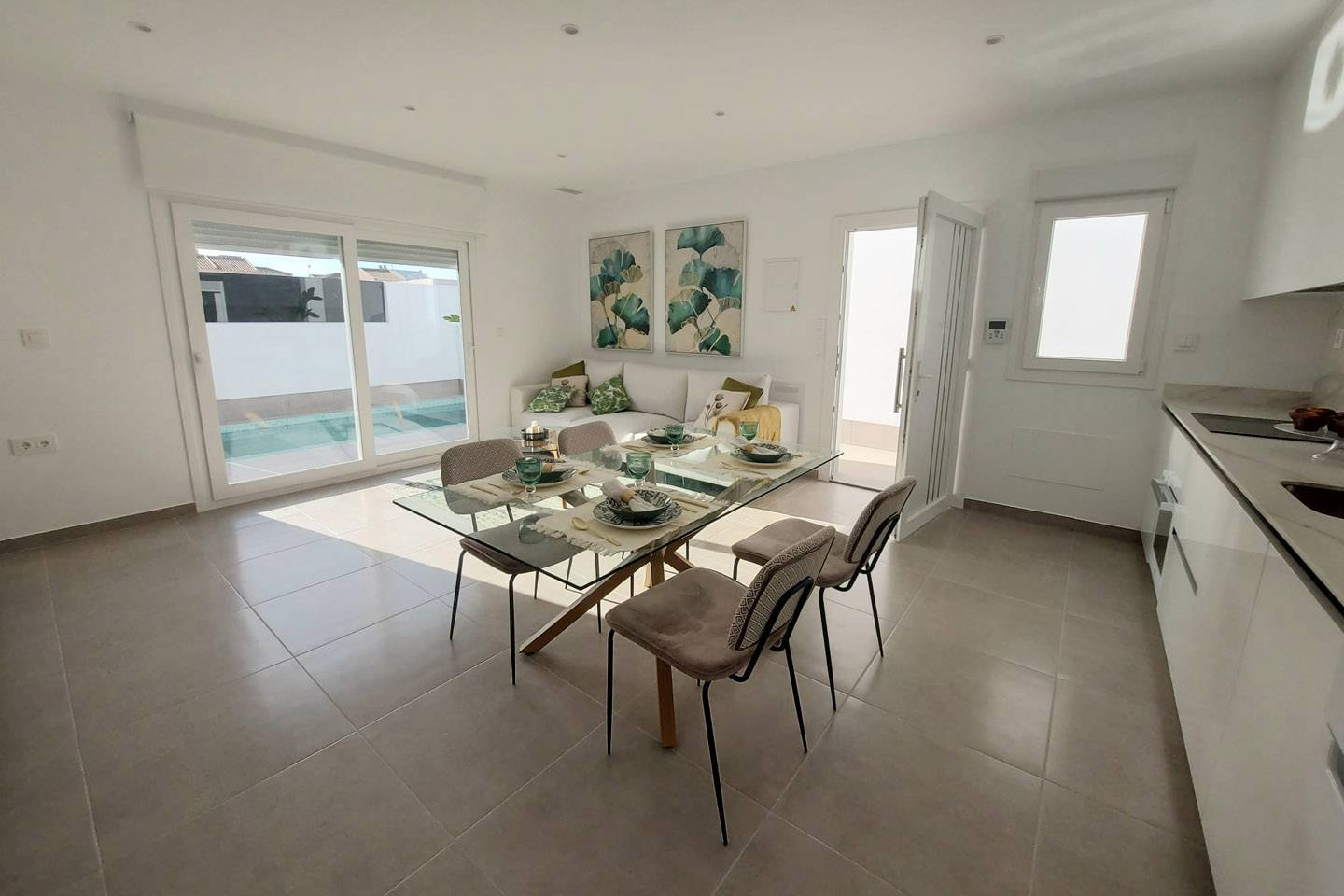 Ruim en rustig wonen aan de Costa C&aacute;lida in deze nieuwe moderne Villa&acute;s met priv&eacute;-zwembad.