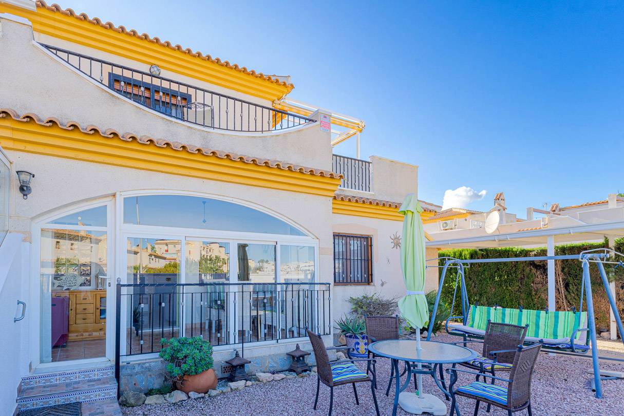 Instapklare 3-slaapkamer gezinswoning met royaal balkon en ruime tuin in de wijk Playa Flamenca