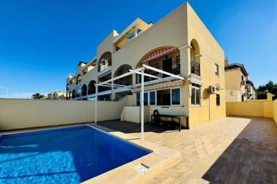 Hoekappartement op de begane grond met priv&eacute;zwembad en ruim tuinterras