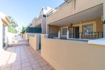 gemeenschappelijke zone en gevelaanzicht  herverkoop benedenwoning Villamartin, orihuela costa
