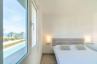 eerstelijns appartement punta prima met zeezicht hoofdslaapkamer met uitzicht op zee