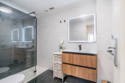 hoekwoning met groot buitenterras in Orihuela Costa badkamer met inloopdouche