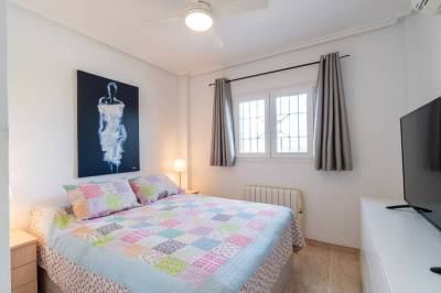 hoekwoning met groot buitenterras in Orihuela Costa gastenslaapkamer