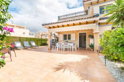 hoekwoning met groot buitenterras in Orihuela Costa voorgevel