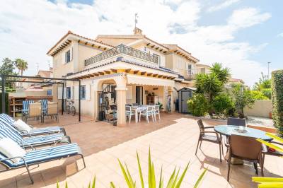 Goed onderhouden typisch Spaanse woning met een heerlijke groot terras en moderne afwerking