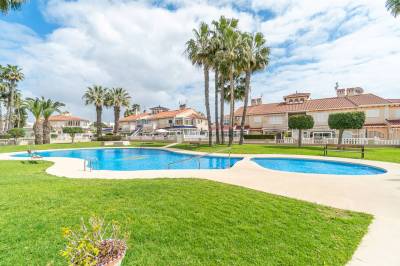 hoekwoning met groot buitenterras in Orihuela Costa gemeenschappelijk zwembad