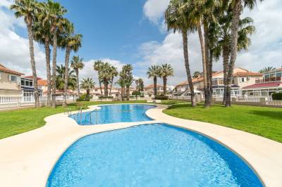 hoekwoning met groot buitenterras in Orihuela Costa kinderzwembad