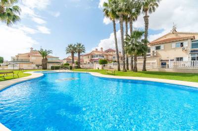 hoekwoning met groot buitenterras in Orihuela Costa zwembad