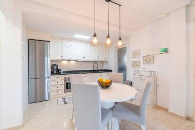 hoekwoning met groot buitenterras in Orihuela Costa eethoek en keuken