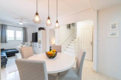 hoekwoning met groot buitenterras in Orihuela Costa eethoek