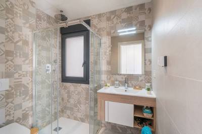 Zuid geori&euml;nteerd penthouse in Orihuela gastenbadkamer