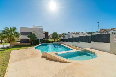 Zuid geori&euml;nteerd penthouse in Orihuela gemeenschappelijk zwembad