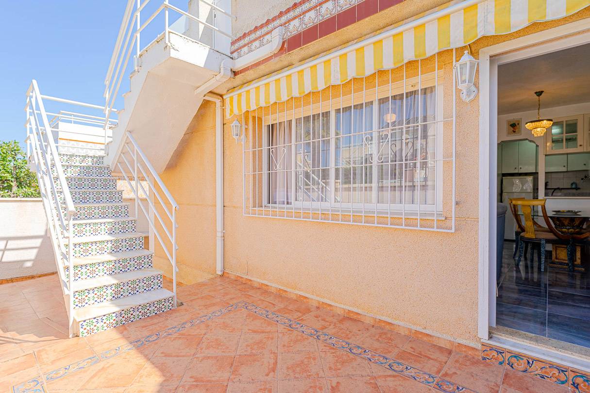 Instapklare hoekbungalow met dakterras en gemeenschappelijk zwembad in Los Altos, Torrevieja aan de Costa Blanca
