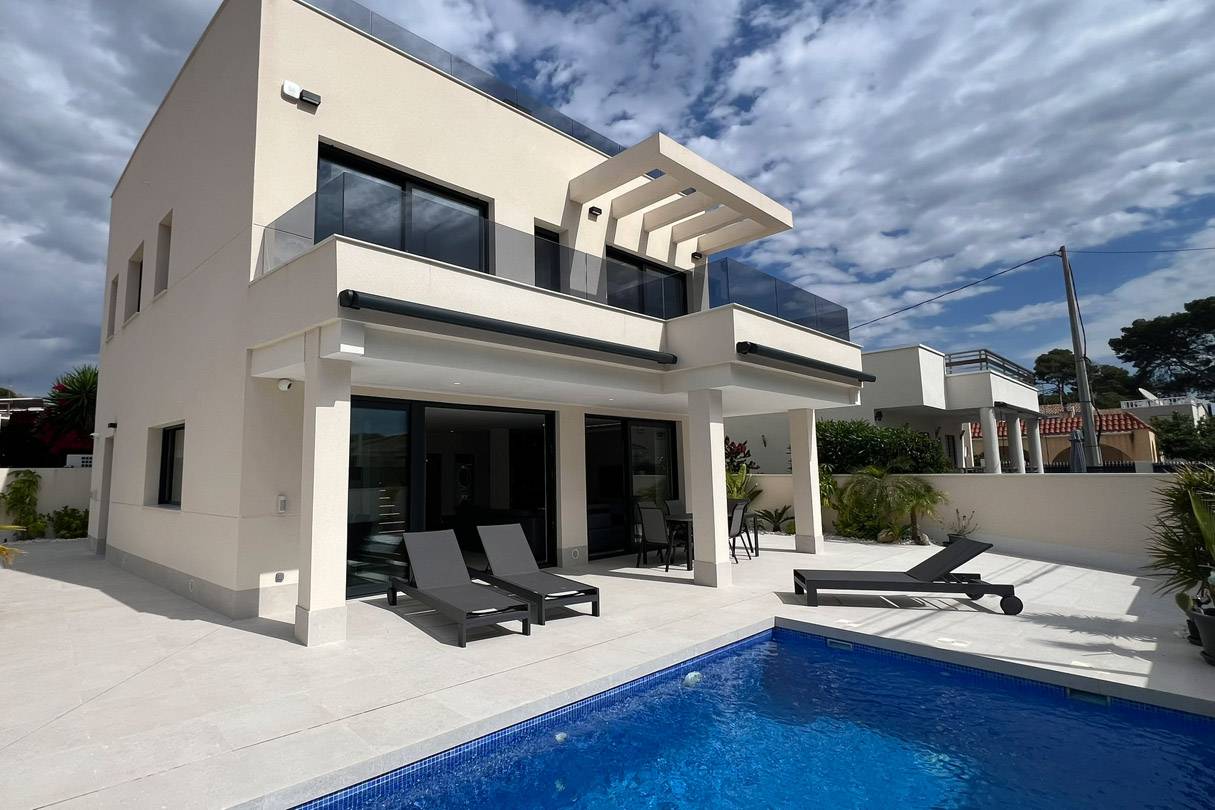 Instapklare gemeubileerde moderne Villa op 800 meter van het strand voorzien van vele extra&acute;s zoals een kwaliteitskeuken, zoutwaterzwembad, airco en vloerverwarming