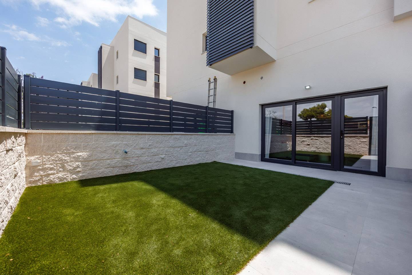 Geheel gelijkvloerse begane grond appartement met verhuurlicentie aan de Costa Blanca Noord op 900 meter van het strand 
