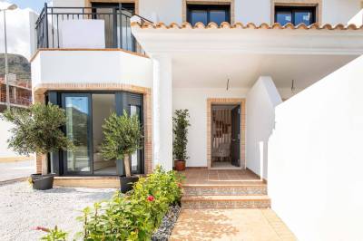 Zeitgem&auml;&szlig;es Wohnen mit mediterranem Charme im spanischen Dorf Cox an der s&uuml;dlichen Costa Blanca