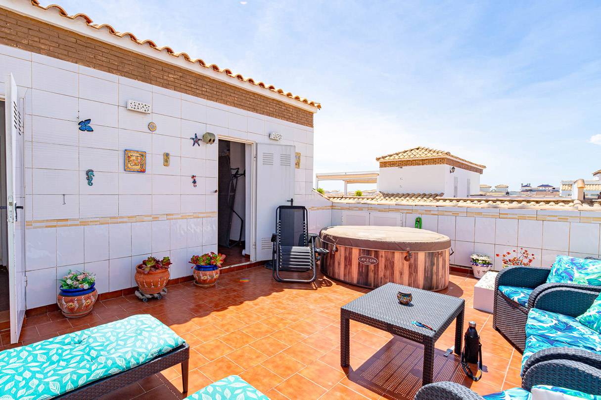 Penthouse met heerlijk dakterras en fraai zeezicht in de wijk Punta Prima op loopafstand van het strand