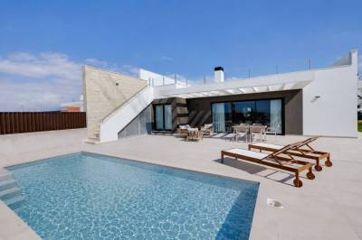 Villa de obra nueva de una sola planta con vistas al mar y piscina privada situada en la Costa Blanca Norte
