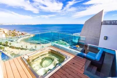 Penthouse met panoramisch zeezicht en dakterras gelegen aan de eerste lijn in de wijk Punta Prima, Torrevieja