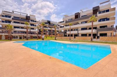 Instapklaar hoekappartement met ruim terras en zwembadzicht in Orihuela Costa