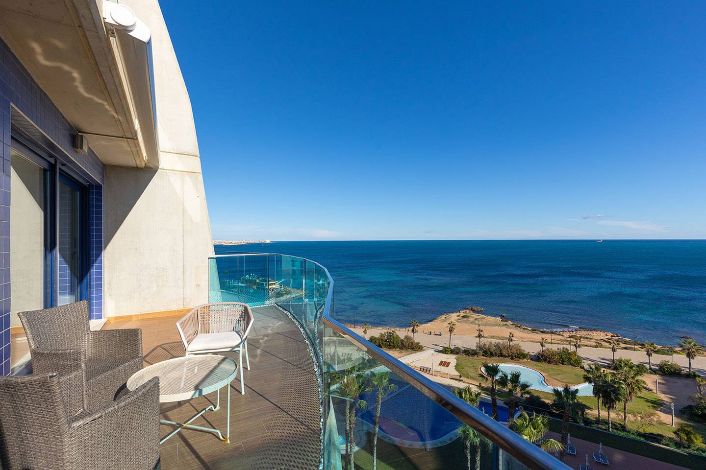 Penthouse gelegen op de eerste lijn in residentie Sea Senses met priv&eacute; dakterras, Jacuzzi en panoramisch zeezicht