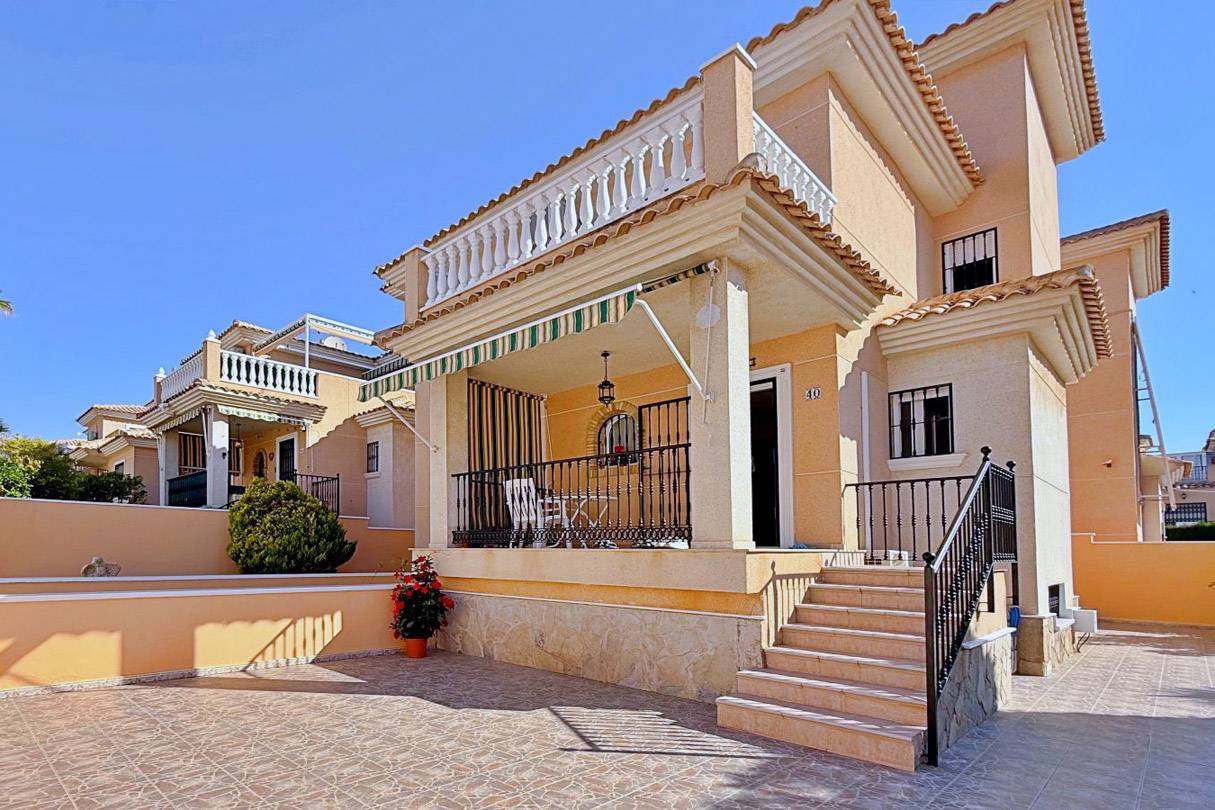 Vrijstaande Villa in Spaanse stijl met 4 slaapkamers en inpandige garage op een ruim perceel in Orihuela Costa 