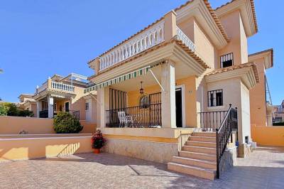 Vrijstaande Villa in Spaanse stijl met 4 slaapkamers en inpandige garage op een ruim perceel in Orihuela Costa 