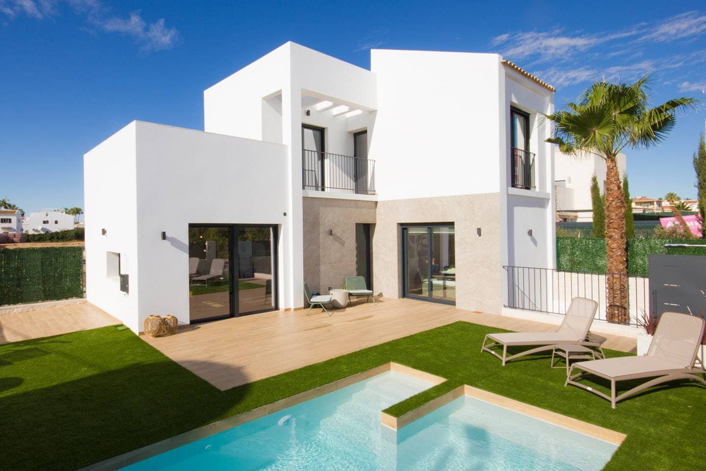 Mediterrane nieuwbouw Villa met ruime tuin en vele extra&acute;s