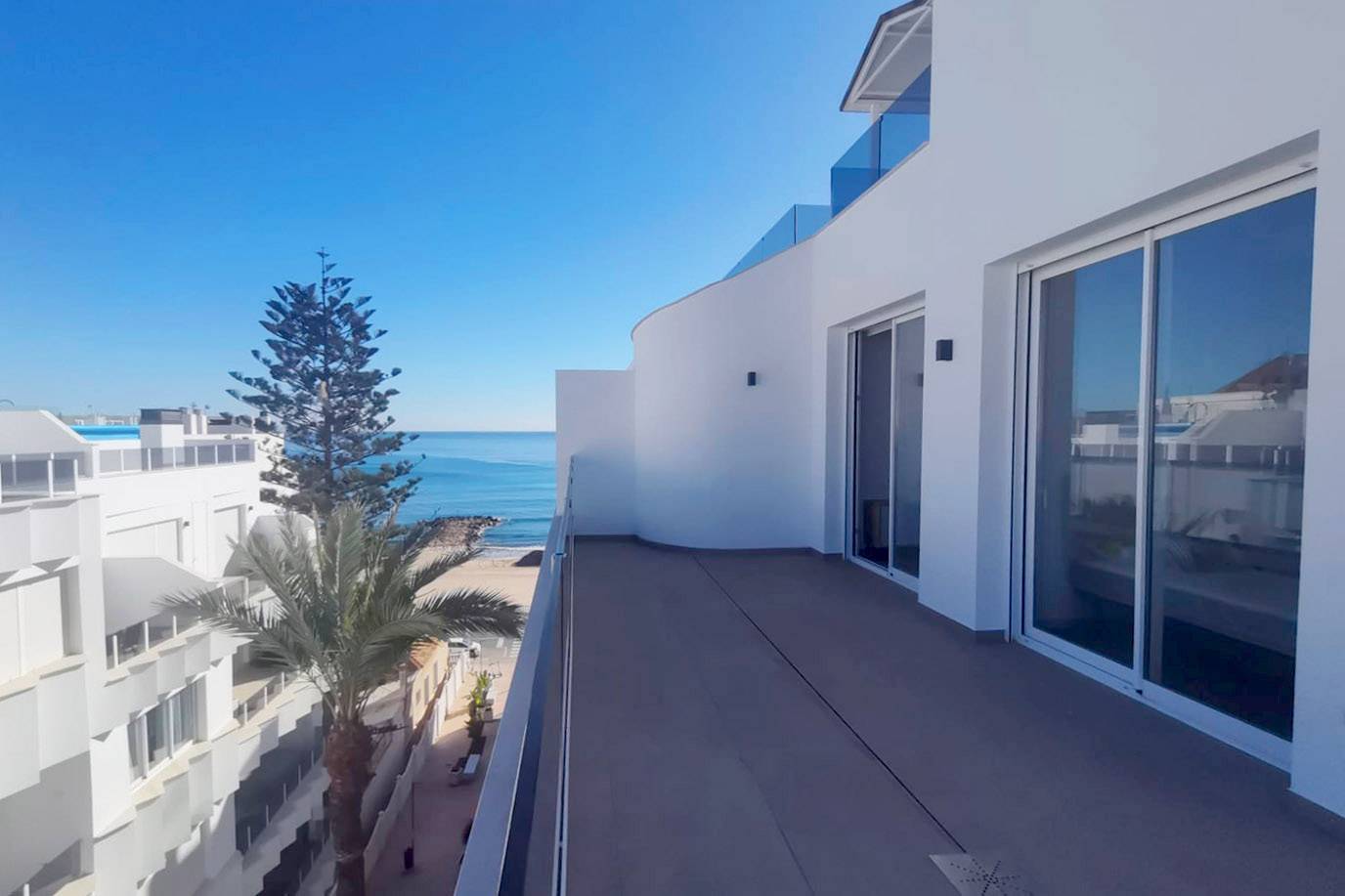 Per direct te betreden penthouse aan zee met een riant balkon