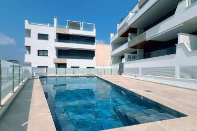 Apartamento con terraza amplia y vistas a la piscina comunitaria
