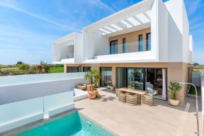 Villa adosada con piscina privada situada en una zona tranquila